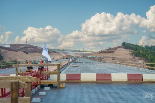 Минниханов и Хуснуллин приняли участие в стыковке моста через Волгу на М12