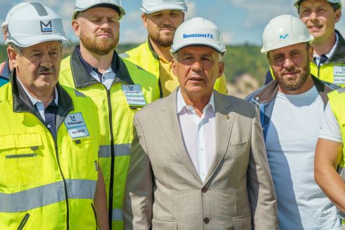 Минниханов и Хуснуллин приняли участие в стыковке моста через Волгу на М12