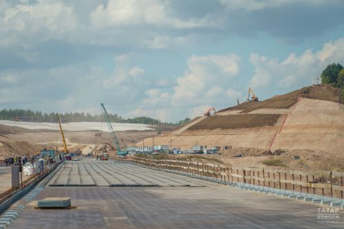 Минниханов и Хуснуллин приняли участие в стыковке моста через Волгу на М12