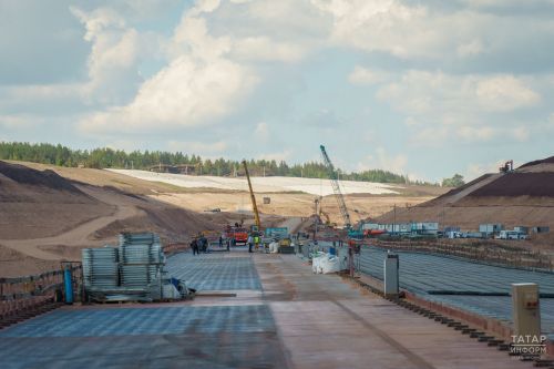 Минниханов и Хуснуллин приняли участие в стыковке моста через Волгу на М12