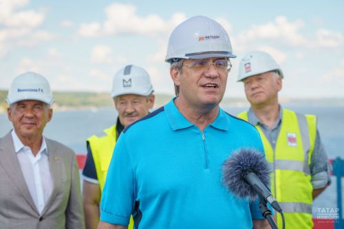 Минниханов и Хуснуллин приняли участие в стыковке моста через Волгу на М12