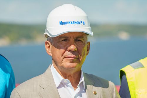 Минниханов и Хуснуллин приняли участие в стыковке моста через Волгу на М12