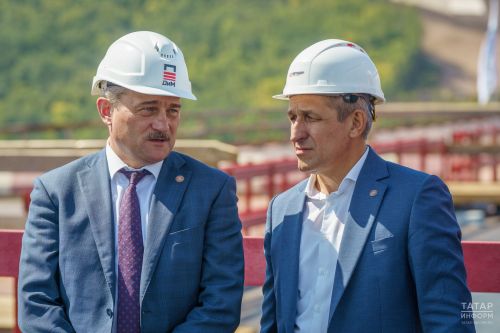 Минниханов и Хуснуллин приняли участие в стыковке моста через Волгу на М12
