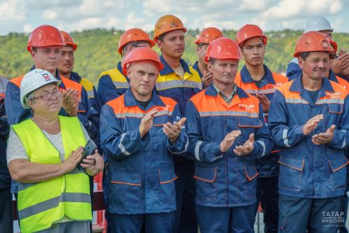 Минниханов и Хуснуллин приняли участие в стыковке моста через Волгу на М12