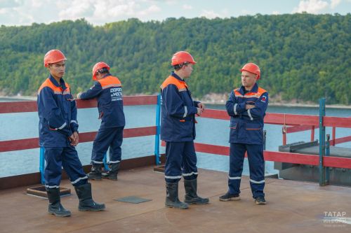 Минниханов и Хуснуллин приняли участие в стыковке моста через Волгу на М12