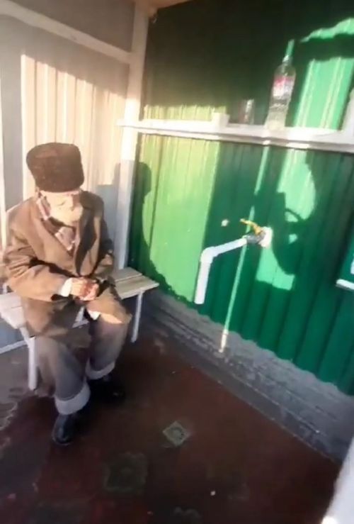 В Буинском районе ветеран ВОВ читает молитву возле родника, который построил его сын