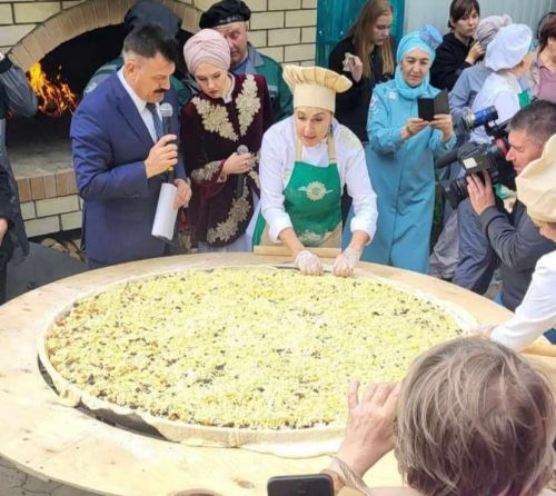 Наша землячка Резеда Хусаинова испекла в Казани 150-килограммовую  губадию (фото, видео)