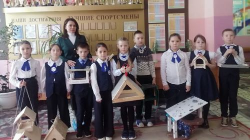 «Нам нужно их подкармливать»: Гимназисты Буинского района установили 25 кормушек для обитателей яблоневого сада