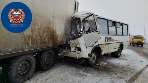 На трассе Казань- Ульяновск столкнулись автобус и фура