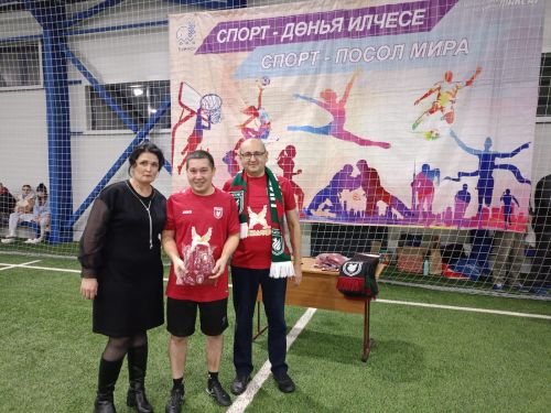 Самым активным Буинским болельщикам в ходе недавней игры  были  вручены  атрибутики команды “Рубина” (фото)