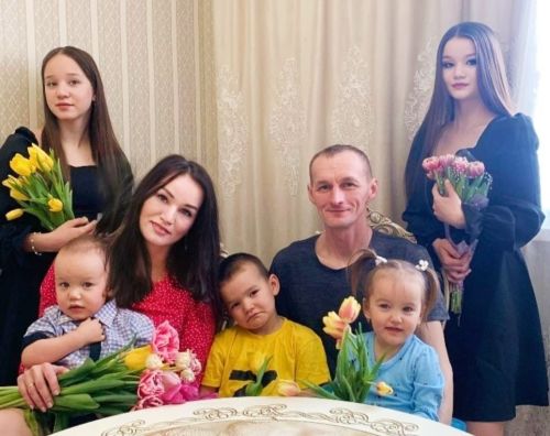 Когда жена Ландыш сообщила мужу-таксисту о двойняшках, многодетный отец Альфред Шарафутдинов из Буинска ответил: Хорошо! Машина же у нас семиместная! (фото)