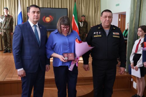 Сегодня в Буинске вручили орден За мужество супруге погибшего на СВО