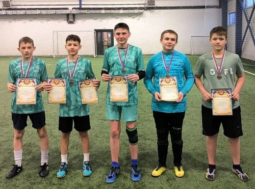 Школьники Буинска на каникулах играют в мини-футбол
