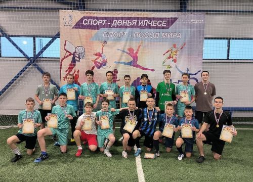 Школьники Буинска на каникулах играют в мини-футбол