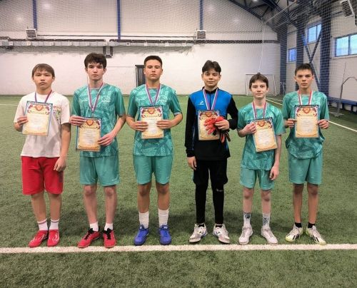 Школьники Буинска на каникулах играют в мини-футбол