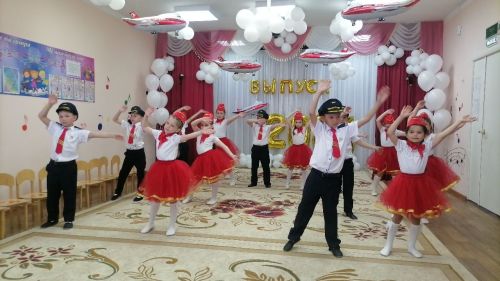 Сегодня “стюардессы” и “пилоты” из Буинского района прощались с детским садом (фоторепортаж)