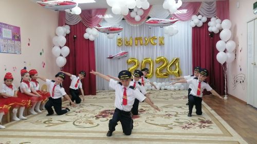 Сегодня “стюардессы” и “пилоты” из Буинского района прощались с детским садом (фоторепортаж)