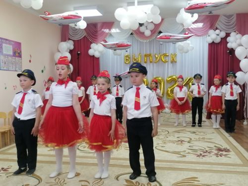 Сегодня “стюардессы” и “пилоты” из Буинского района прощались с детским садом (фоторепортаж)