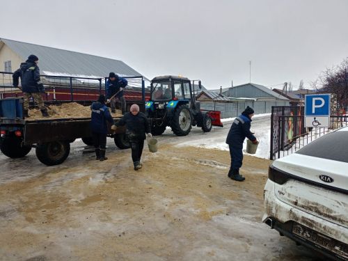В Буинске тротуары обрабатывают песчано-соляной смесью (фото, видео)