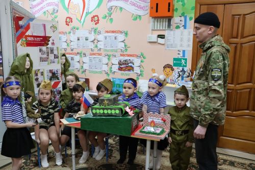 В Буинске боец, вернувшийся из СВО, посетил детский сад, где воспитывается его дочь  (фото, видео)