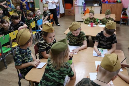В Буинске боец, вернувшийся из СВО, посетил детский сад, где воспитывается его дочь  (фото, видео)