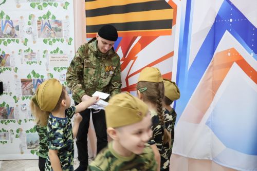 В Буинске боец, вернувшийся из СВО, посетил детский сад, где воспитывается его дочь  (фото, видео)