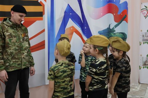 В Буинске боец, вернувшийся из СВО, посетил детский сад, где воспитывается его дочь  (фото, видео)