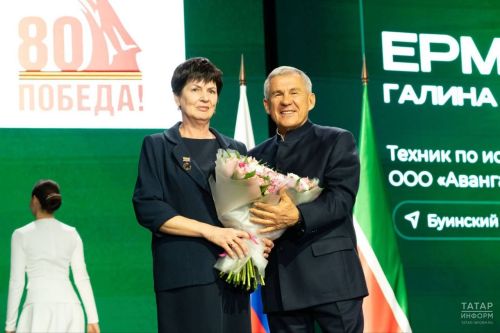 На коллегии сельского хозяйства Татарстана Галина Ермакова из Буинска получила награду от Рустама Минниханова. Раис с восхищением интересовался яблоками фермеров  из Бик-Утеево (фото)