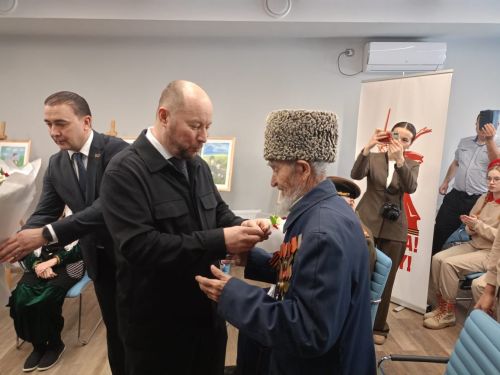 Асгат Сафаров вручил медали в честь 80-летие Победы ветеранам Буинска