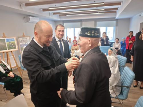 Асгат Сафаров вручил медали в честь 80-летие Победы ветеранам Буинска