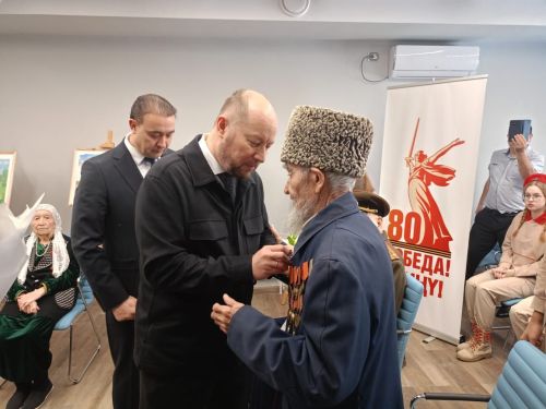 Асгат Сафаров вручил медали в честь 80-летие Победы ветеранам Буинска