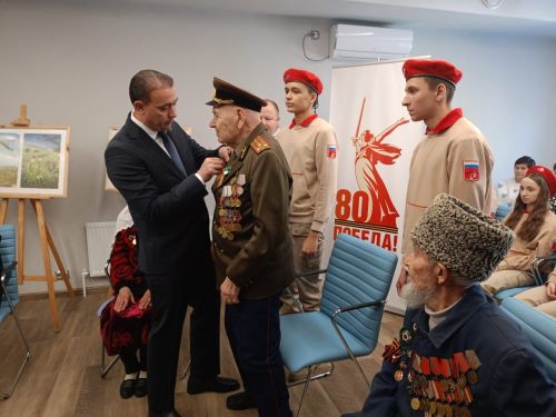 Асгат Сафаров вручил медали в честь 80-летие Победы ветеранам Буинска