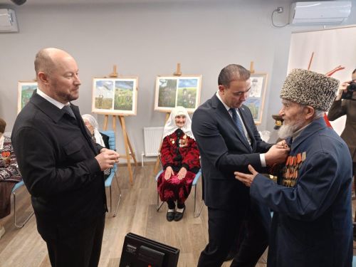 Асгат Сафаров вручил медали в честь 80-летие Победы ветеранам Буинска