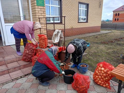 Сегодня буинцы отправили помощь в Луганск. Особенно активными были жители Чураково и Рунги (фото, видео)
