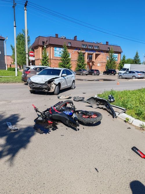 Сегодня в Буинске несовершеннолетний мотоциклист попал под автомобиль