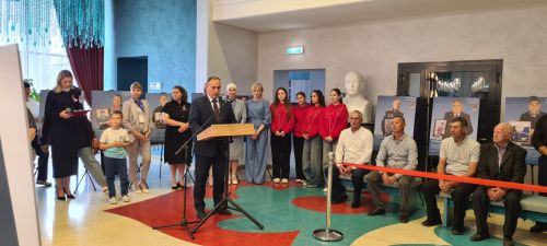 Алар чын патриотлар тәрбияләгәннәр. Буада “Герой әтисе” дип исемләнгән фотокүргәзмә эшли