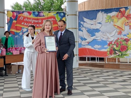 11 - «золотых», 10 - «серебряных».   Сегодня в Буинске выпускникам вручили медали (фото, видео)