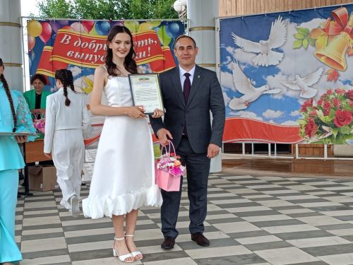 11 - «золотых», 10 - «серебряных».   Сегодня в Буинске выпускникам вручили медали (фото, видео)
