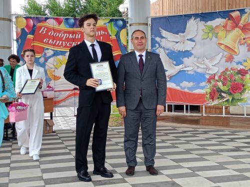 11 - «золотых», 10 - «серебряных».   Сегодня в Буинске выпускникам вручили медали (фото, видео)
