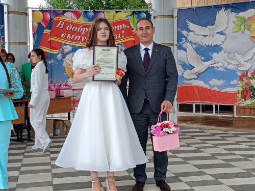 11 - «золотых», 10 - «серебряных».   Сегодня в Буинске выпускникам вручили медали (фото, видео)