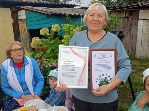 «Наш двор – наша кормилица». Как соседи в Буинске превращали свои территории в ягодные и цветочные сады (фото, видео)