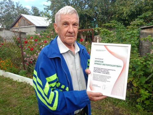 «Наш двор – наша кормилица». Как соседи в Буинске превращали свои территории в ягодные и цветочные сады (фото, видео)