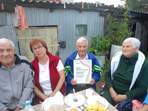 «Наш двор – наша кормилица». Как соседи в Буинске превращали свои территории в ягодные и цветочные сады (фото, видео)