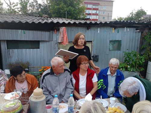 «Наш двор – наша кормилица». Как соседи в Буинске превращали свои территории в ягодные и цветочные сады (фото, видео)
