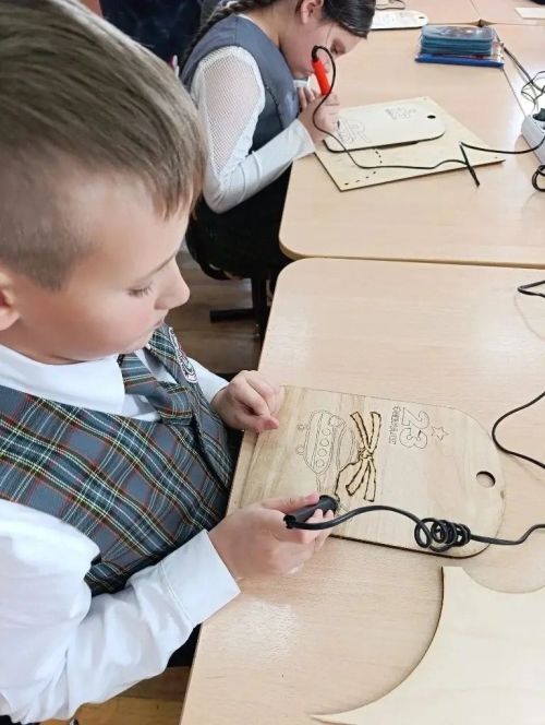 Доброе дело юных мастеров из Буинска: школьники сделали разделочные доски для бойцов СВО