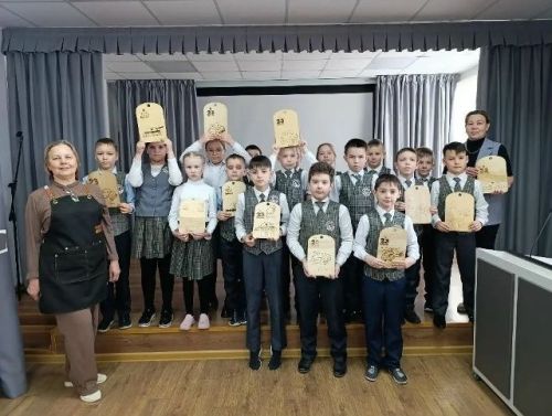 Доброе дело юных мастеров из Буинска: школьники сделали разделочные доски для бойцов СВО