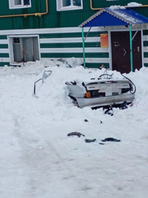 В Буинске снег, сошедший с крыши, раздавил автомобиль