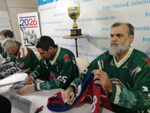 Легенды татарстанского хоккея посетили Буинск (фоторепортаж)