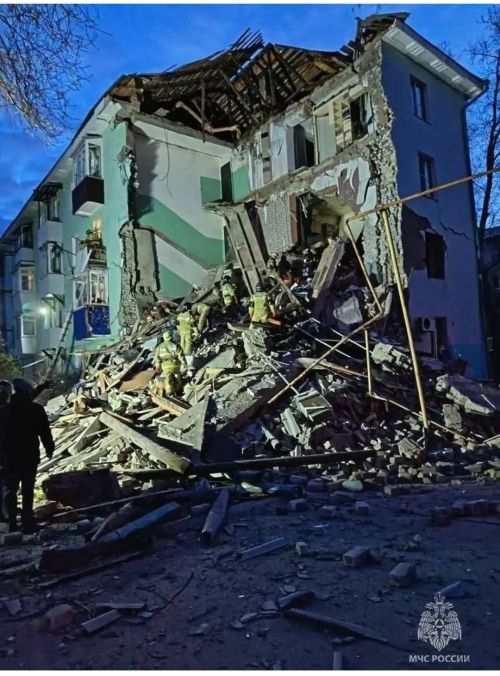 В городе Сызрань Самарской области беспилотник атаковал многоквартирный дом