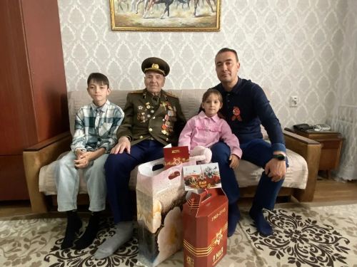 Глава Буинского района поздравил ветеранов Великой Отечественной войны с наступающим Днем Победы.